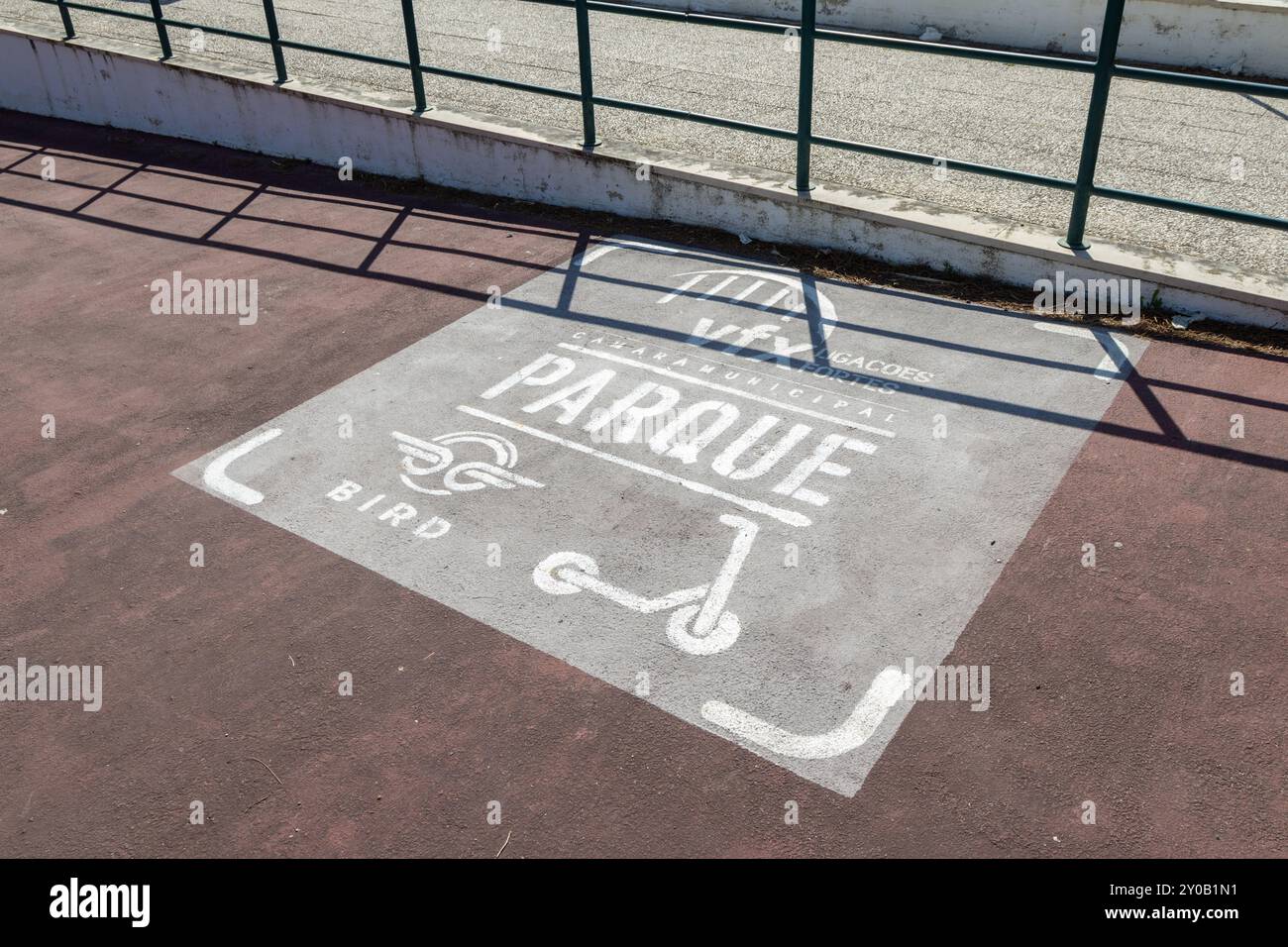 Segnale di parcheggio per scooter elettrici e biciclette per uccelli su una pista ciclabile, che indica un'area di parcheggio designata per questi micro veicoli per la mobilità Foto Stock