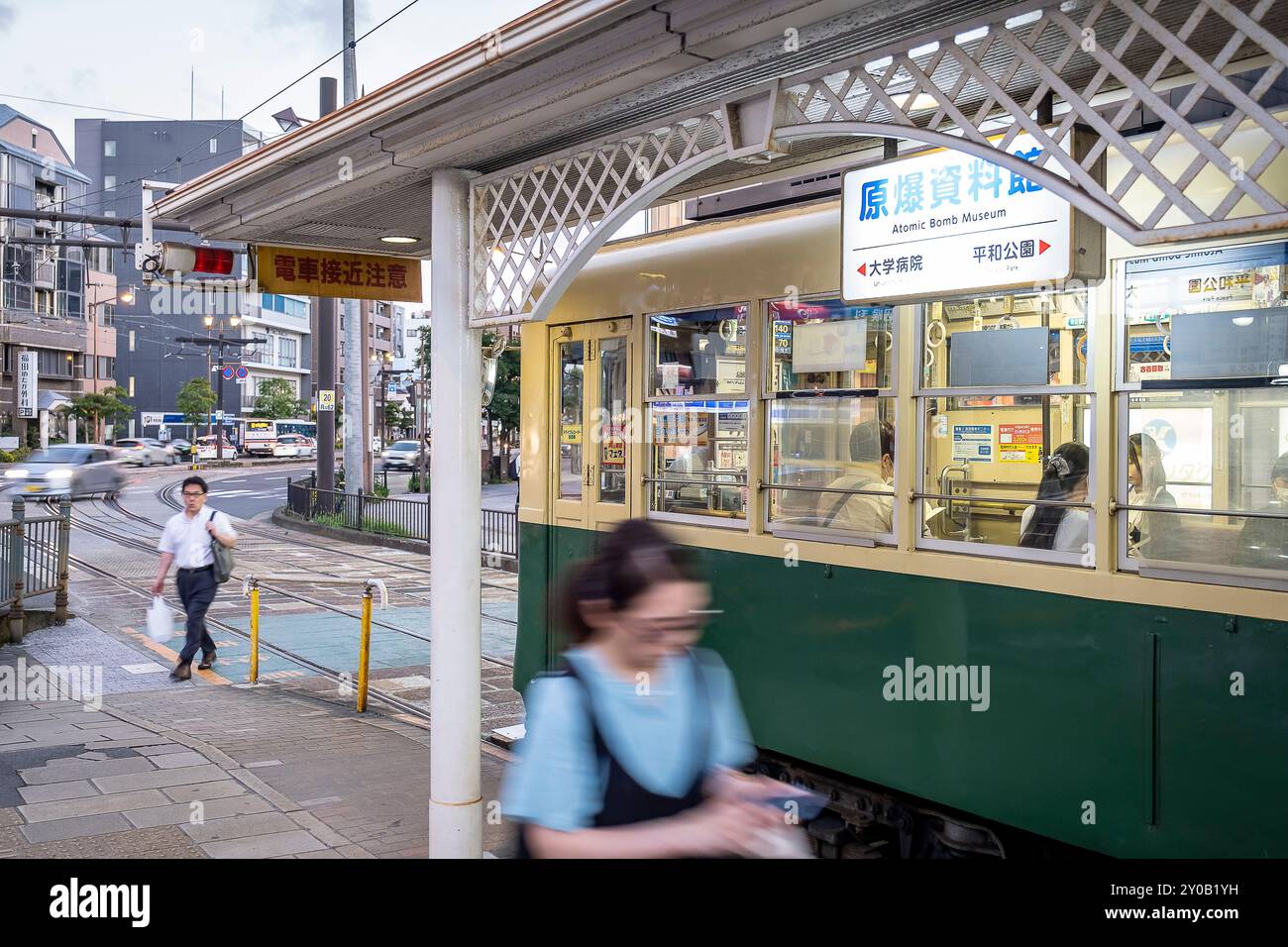 Tram nella stazione dei tram del Museo della bomba atomica. I tram sono entrati in servizio nel 1915 e sono in funzione da allora, Nagasaki, in Giappone Foto Stock