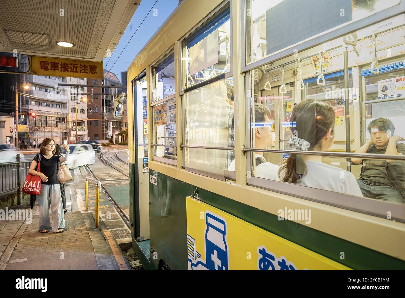 Tram nella stazione dei tram del Museo della bomba atomica. I tram sono entrati in servizio nel 1915 e sono in funzione da allora, Nagasaki, in Giappone Foto Stock