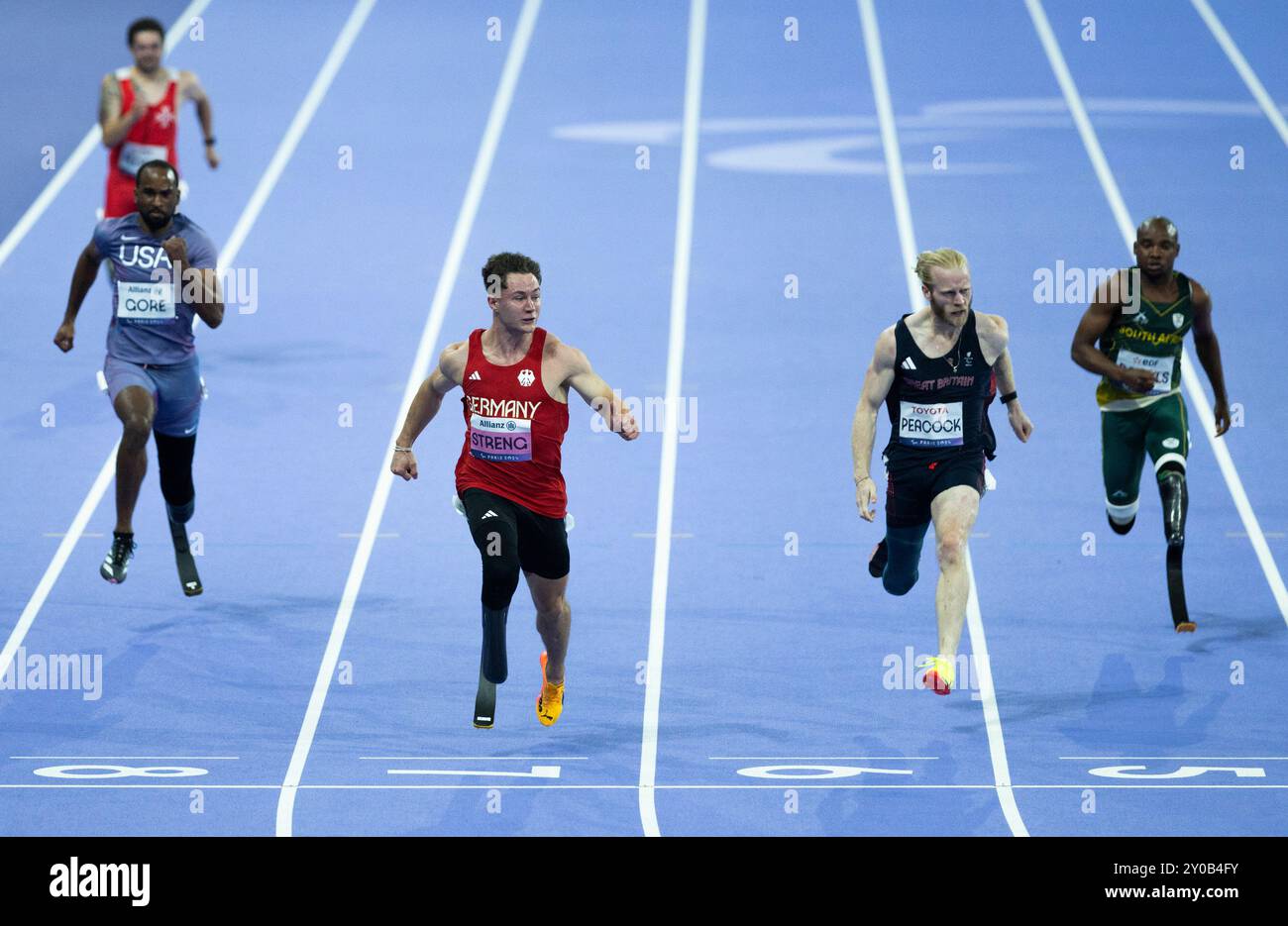 PARIGI, FRANCIA - 01 SETTEMBRE: Felix Streng della germania (3.L), classe T64 oltre i 100 m di corsa gara 1 durante la para atletica dei Giochi Paralimpici estivi di Parigi 2024 allo Stade de France il 1° settembre 2024 a Parigi, Francia. (Foto di Mika Volkmann) credito: Mika Volkmann/Alamy Live News Foto Stock