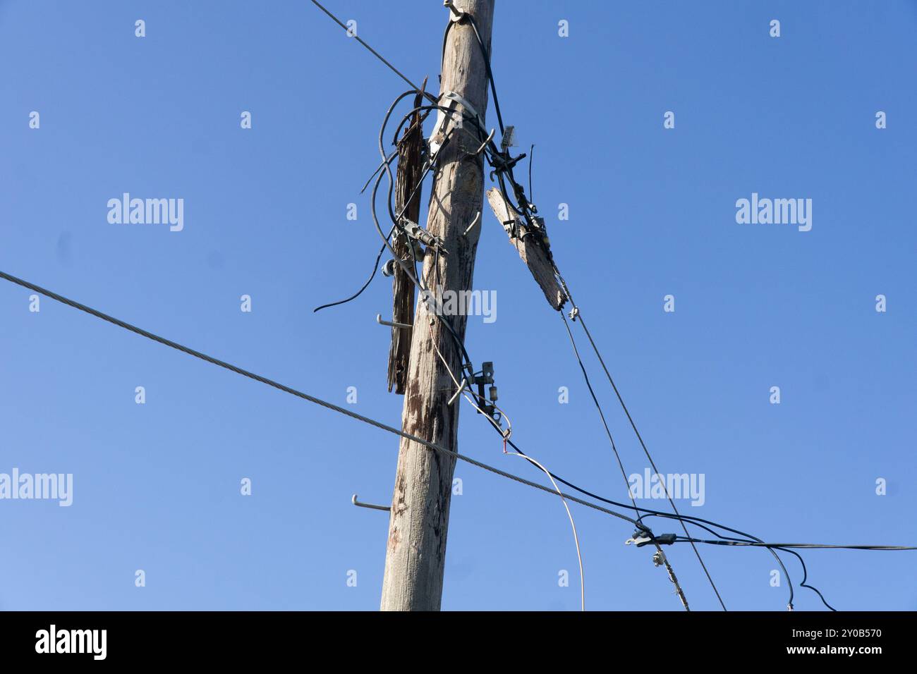 Kyabram Rural Victoria, Australia. 2 settembre 2024. Un fronte freddo che porta venti di forza, abbattendo alberi e rompendo pali di potere e linee elettriche, causando danni a case ed edifici nella zona rurale di Kyabram, Victoria. Credito P.j.Hickox/Alamy Live News Foto Stock