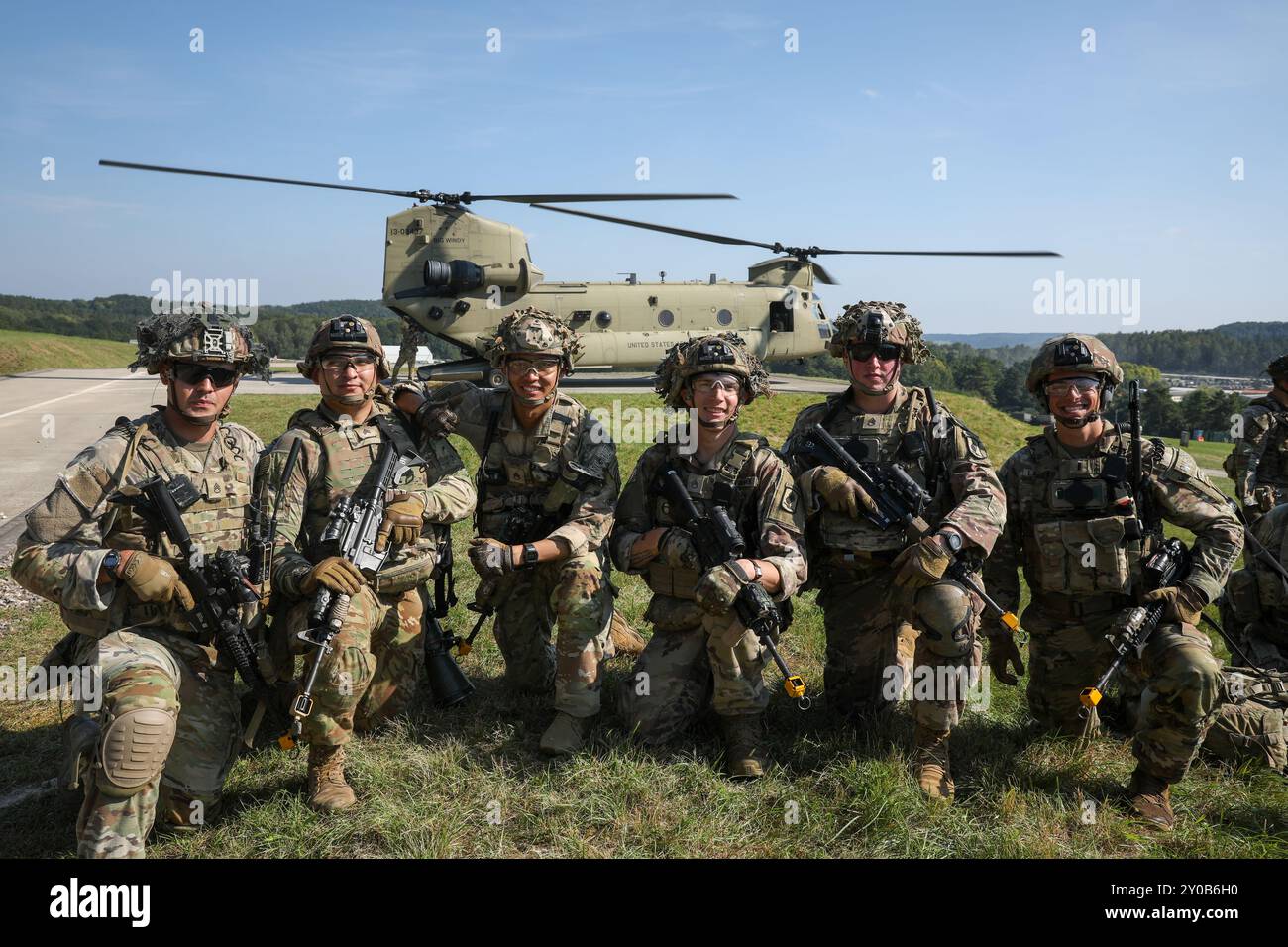 Soldati statunitensi assegnati alla 173rd Airborne Brigade condotta posa per una foto durante Saber Junction 24 presso l'Hohenfels Training area, Joint Multinational Readiness Center (JMRC), Germania, 28 agosto 2024. Saber Junction è un esercizio annuale condotto dal 7th Army Training Command e dal JMRC, progettato per accedere alla disponibilità delle unità dell'esercito americano a eseguire operazioni terrestri unificate in un ambiente congiunto e combinato, e per promuovere l'interoperabilità con le nazioni alleate e partner partecipanti. (Foto U.S. Army di SPC. Jaimee Perez) Foto Stock