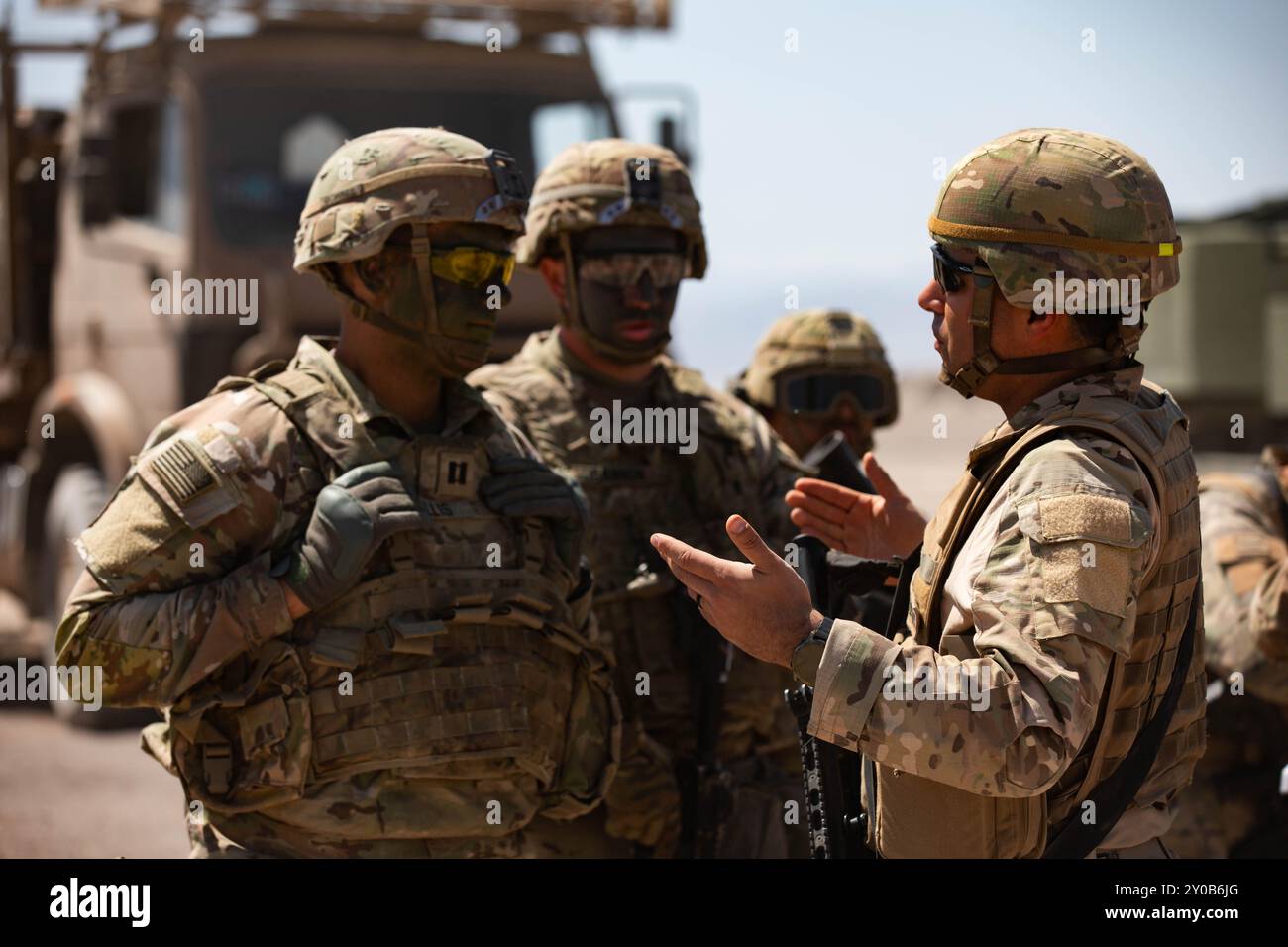 Soldato dell'esercito statunitense, capitano Zach Willis, comandante di battaglione per il 1st Battalion, 14th Field Artillery Regiment, Alpha Battery coordina con un soldato cileno prima di una ricognizione durante Southern Fenix 24 vicino a campo Militar Pozo Almonte, Cile il 29 agosto 2024. Southern Fenix 24 è un'esercitazione multinazionale tra gli eserciti statunitense, cileno e argentino, volta ad aumentare l'interoperabilità tecnica e procedurale, rafforzando al contempo la cooperazione emisferica. Questa è la prima esercitazione guidata dall'esercito degli Stati Uniti in cui la piattaforma M142 High Mobility Artillery Rocket System viene distribuita al Southe Foto Stock