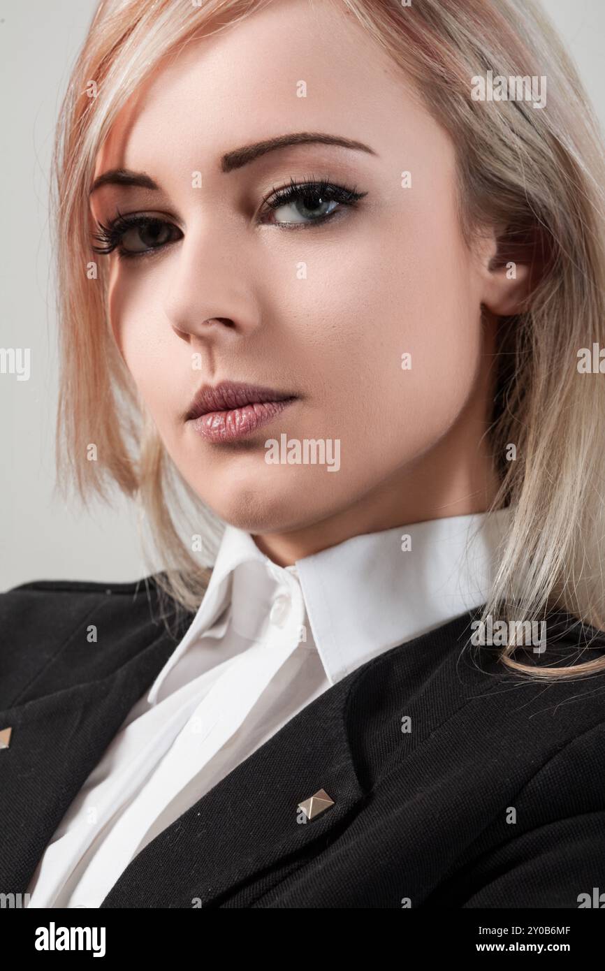 Una donna d'affari fiduciosa trasuda determinazione e ambizione nel mondo aziendale, dimostrando leadership e successo in un ambiente professionale Foto Stock