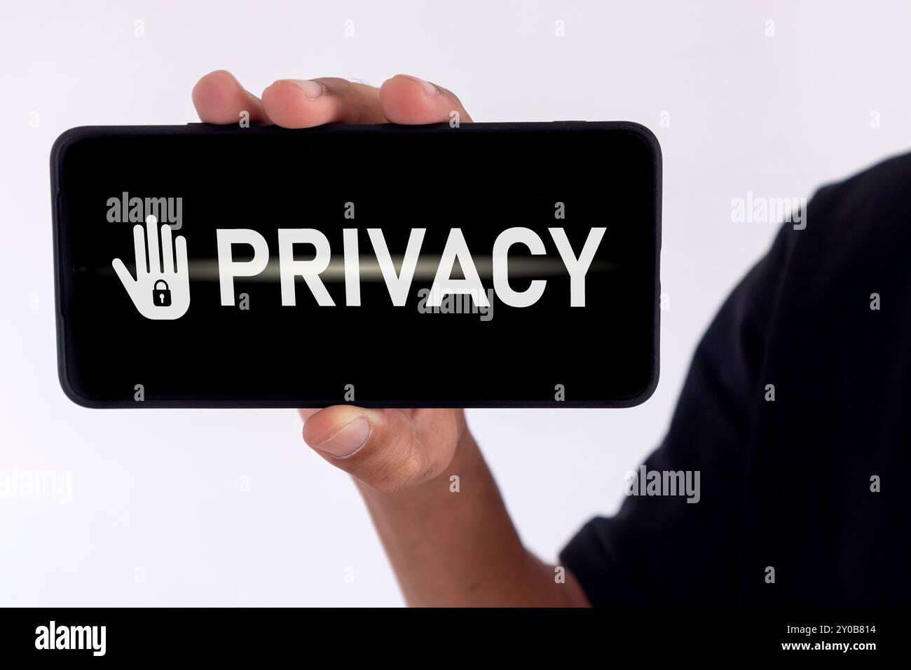 Concetto di privacy dei dati privati. Uomo con uno smartphone con la privacy scritta sullo schermo. Foto Stock