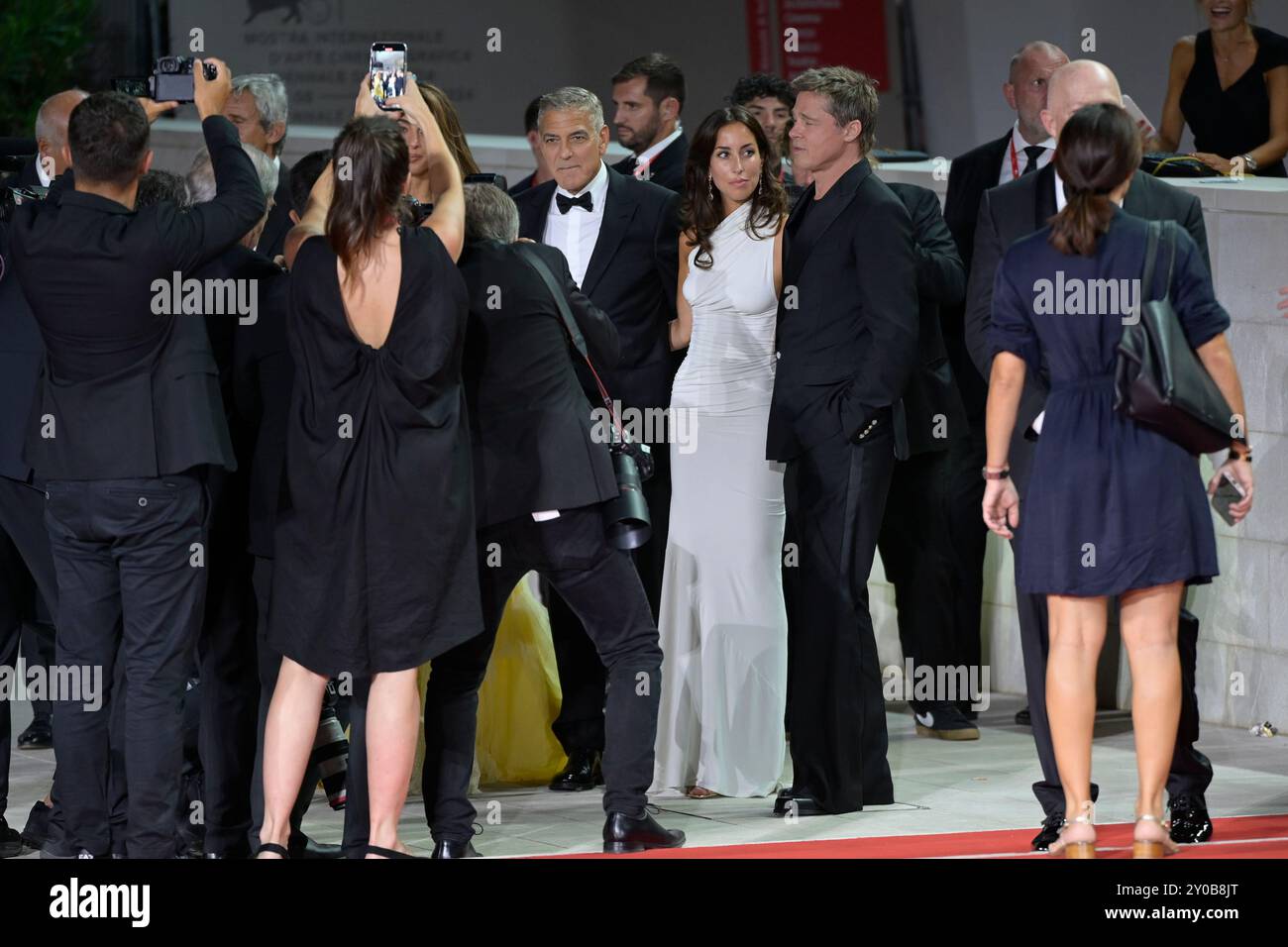 Lido di Venezia, Italia. 1 settembre 2024. George Clooney (l), Ines De Ramon (c) e Brad Pitt (r) assistono al Red carpet del film 'Wolfs' alla 81a Mostra del Cinema di Venezia al Lido di Venezia. Credito: SOPA Images Limited/Alamy Live News Foto Stock