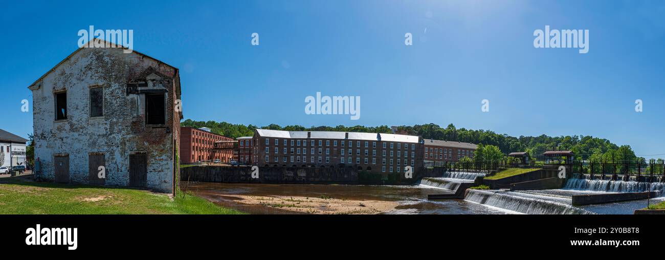 Prattville, Alabama, Stati Uniti d'America - 19 aprile 2023: Banner web della storica Picker House costruita originariamente nel 1850. Sullo sfondo si trovano gli appartamenti Mill, che Foto Stock