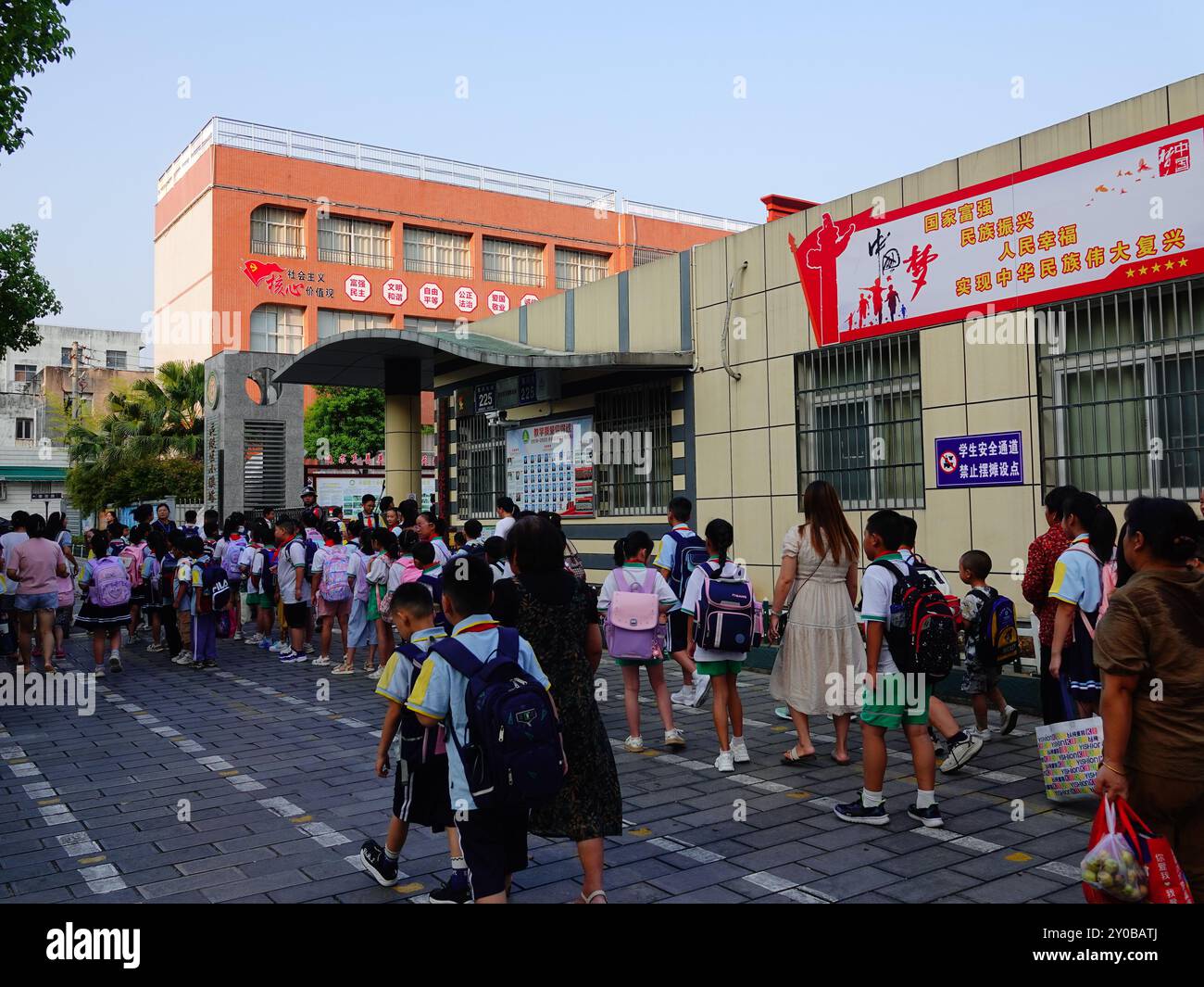 YICHANG, CINA - 2 SETTEMBRE 2024 - gli studenti delle scuole primarie si iscrivono al campus all'inizio del nuovo semestre a Yichang, provincia di Hubei, Foto Stock