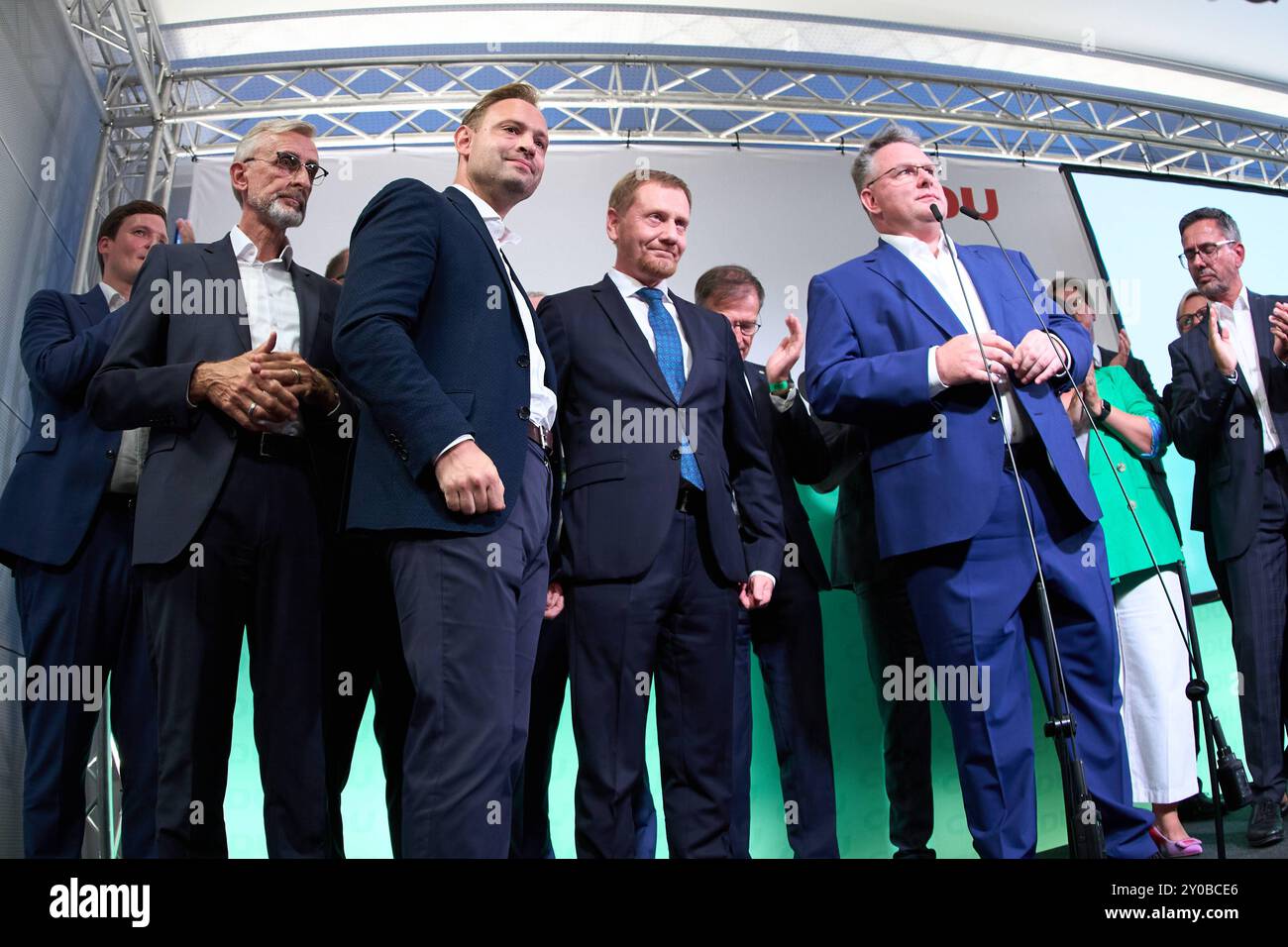 Dresda, Sachsen, Deutschland, 01.09.2024: Landtag: Landtagswahl in Sachsen: Landesvorstand CDU Sachsen auf der Wahlparty, erste Reihe L-R: Armin Schuster, Alexander Dierks, Michael Kretschmer, Christian Hartmann *** Dresda, Sassonia, Germania, 01 09 2024 44983 Foto Stock