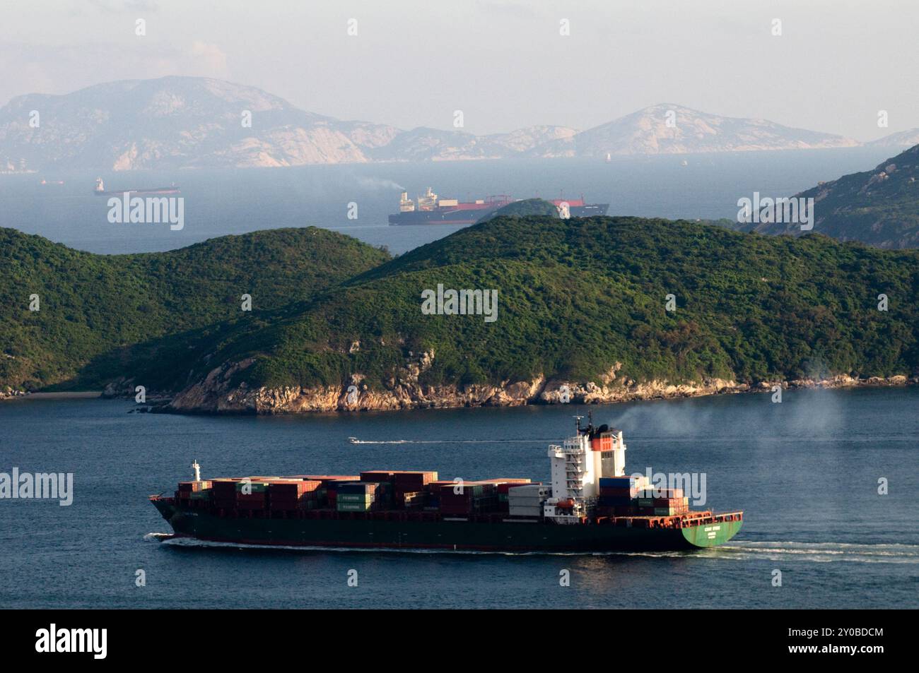 Una nave container che attraversa l'East Lamma Chanel a Hong Kong. Foto Stock