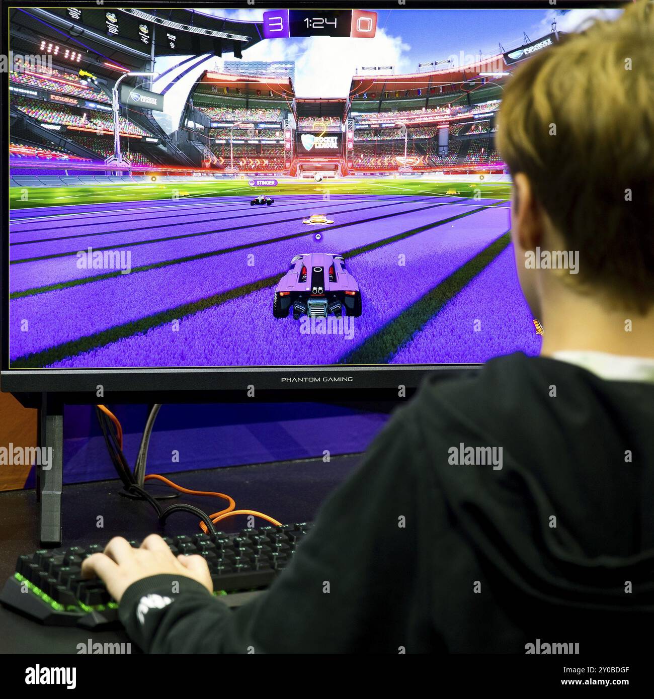 Giovane visitatore davanti a uno schermo con un gioco per computer, la fiera Gamescom, la più grande fiera al mondo per giochi per computer e elettronica di consumo Foto Stock