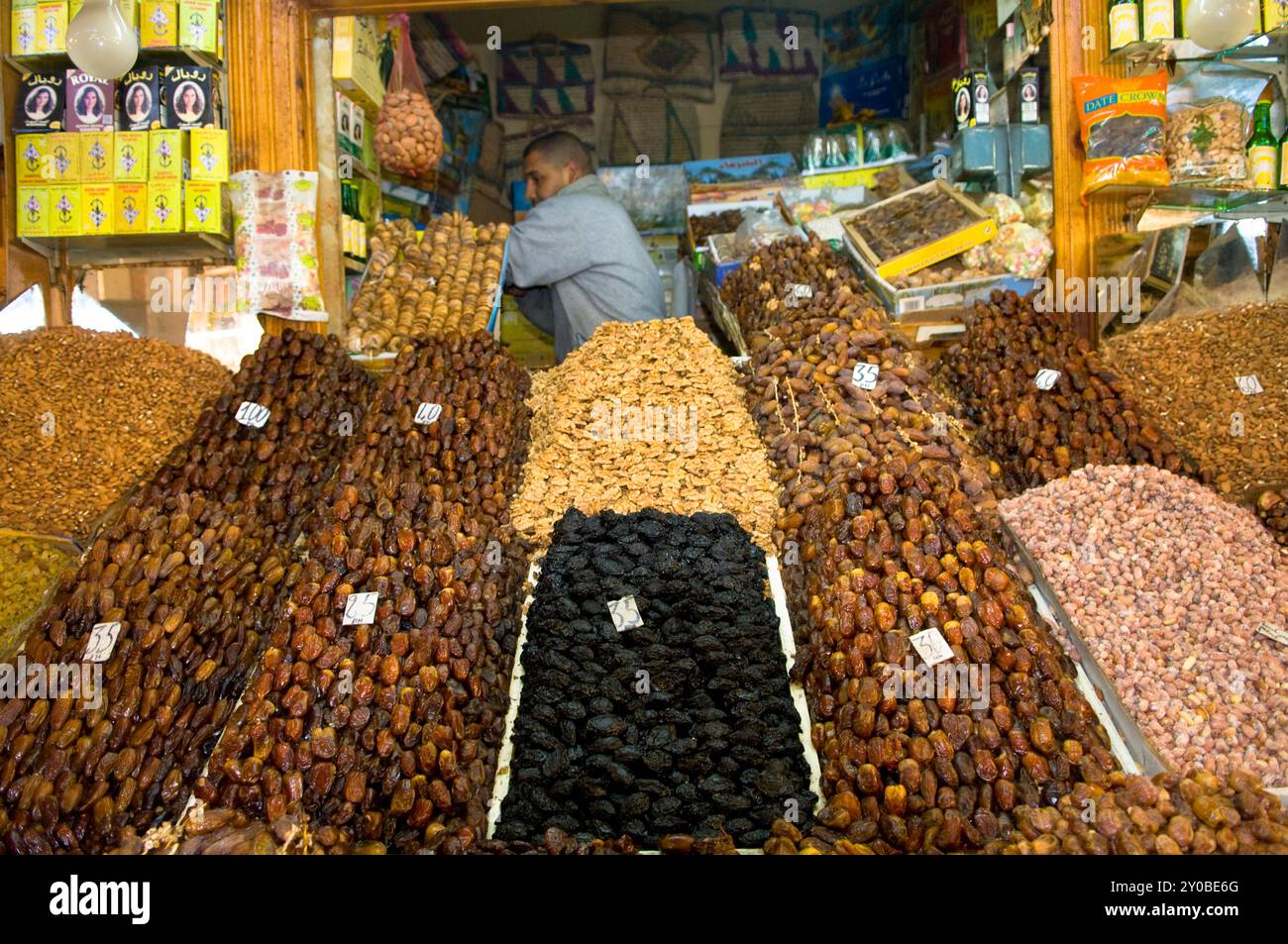 Un venditore di frutta secca al colorato mercato di Meknes, Marocco. Foto Stock