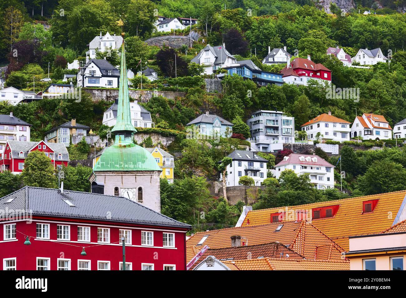 Bergen, Norvegia cityscape con coloratissime case tradizionali, chiesa torre Foto Stock