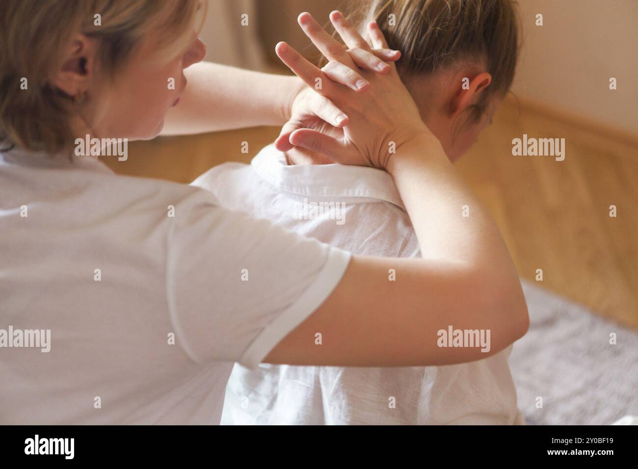 Giovane donna graziosa testa e spalle massaggio nella spa salone Foto Stock