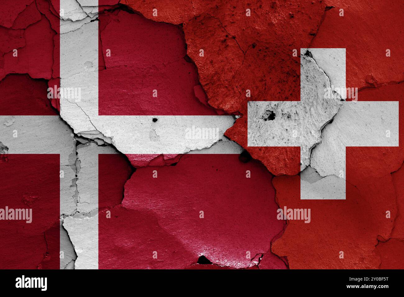 Bandiere di Danimarca e Svizzera dipinte su pareti incrinate Foto Stock