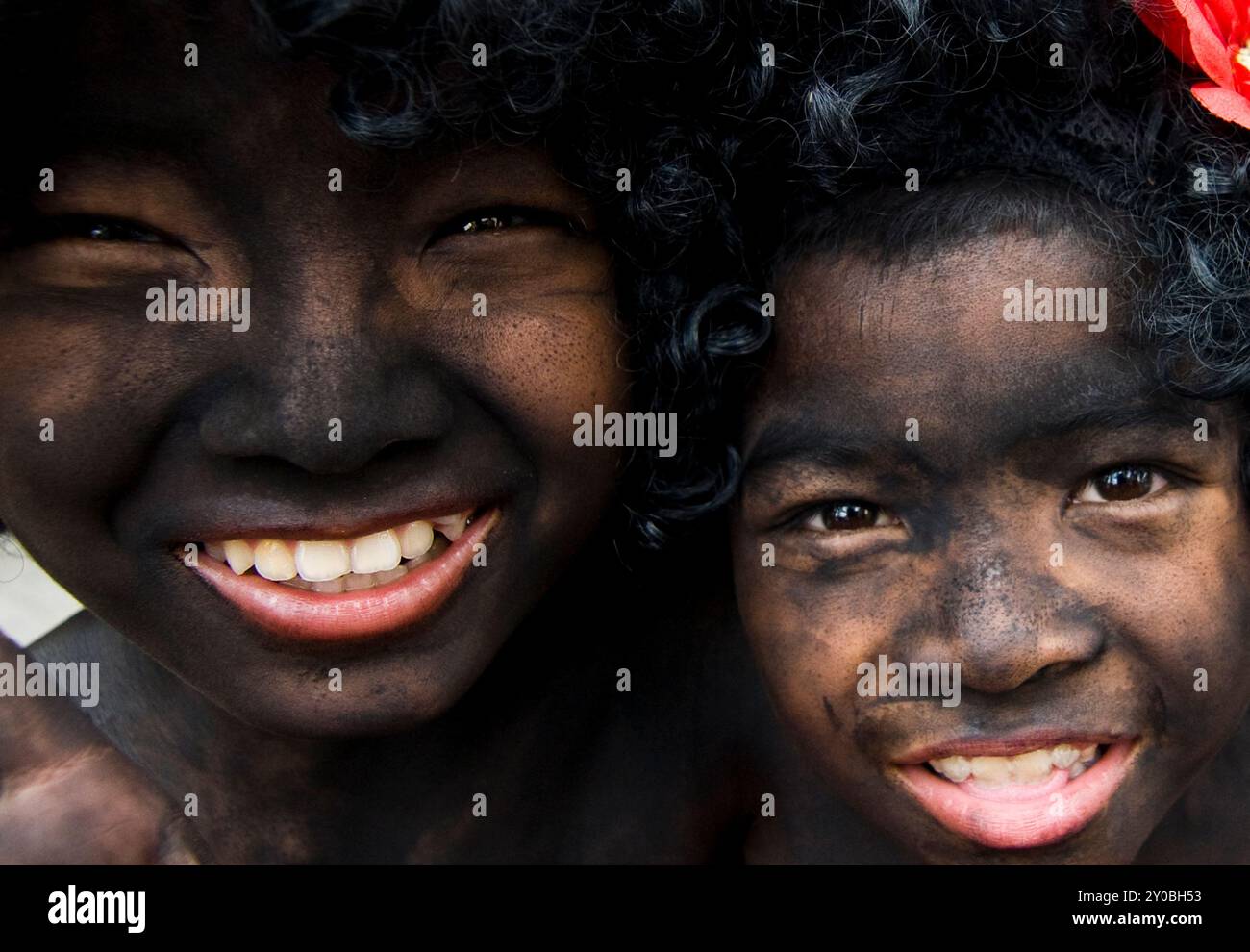 Ragazzi thailandesi con un corpo dipinto di nero e una parrucca afro durante un festival sulla strada Charoennakorn a Bangkok, Thailandia. Foto Stock