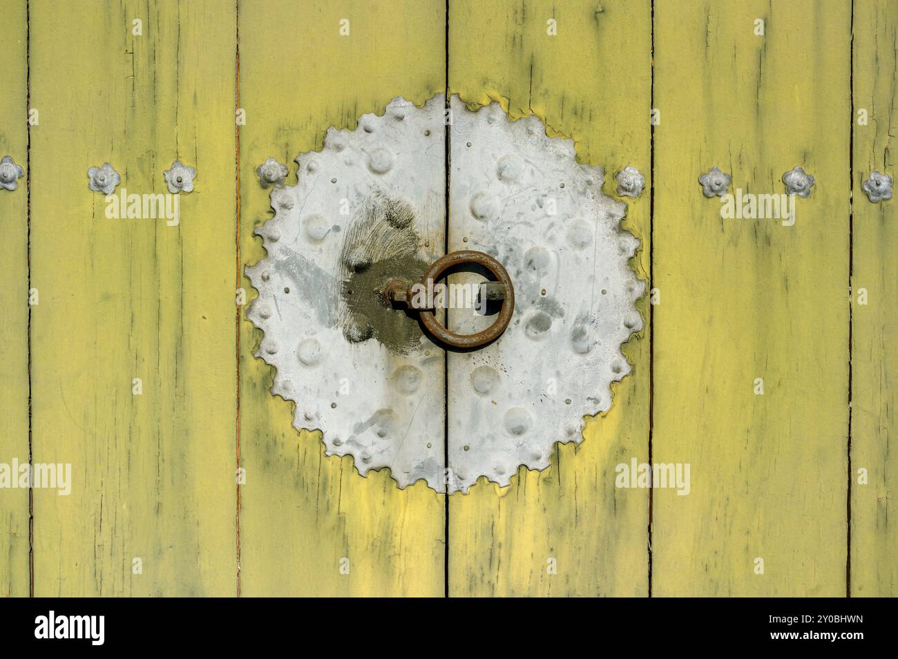 Porta frontale coreana in stile 'Panmun' tradizionale realizzata in pannelli di legno con maniglia in ferro. Aspetto consumato, rustico. Foto Stock