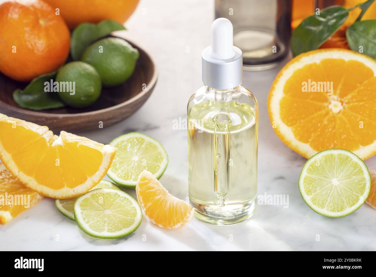 Olio essenziale di agrumi. Olio di agrumi vitamina c olio di siero beauty care, cosmetici naturali anti invecchiamento. Prodotti per la cura della pelle Foto Stock