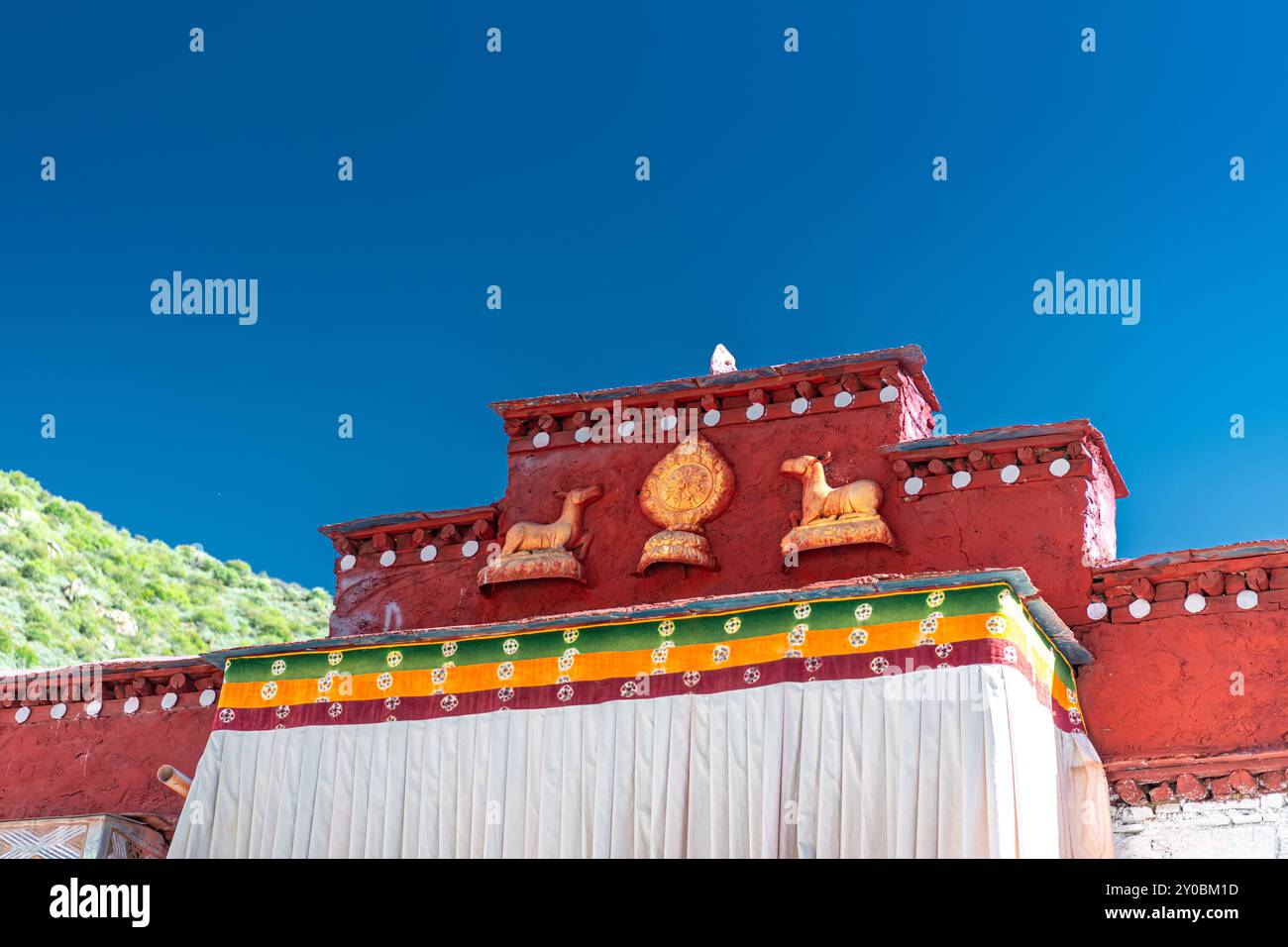 Ruota d'oro del Dharma e sculture di cervi sul tetto sacro del Tempio, Tibet, Cina, Asia Foto Stock