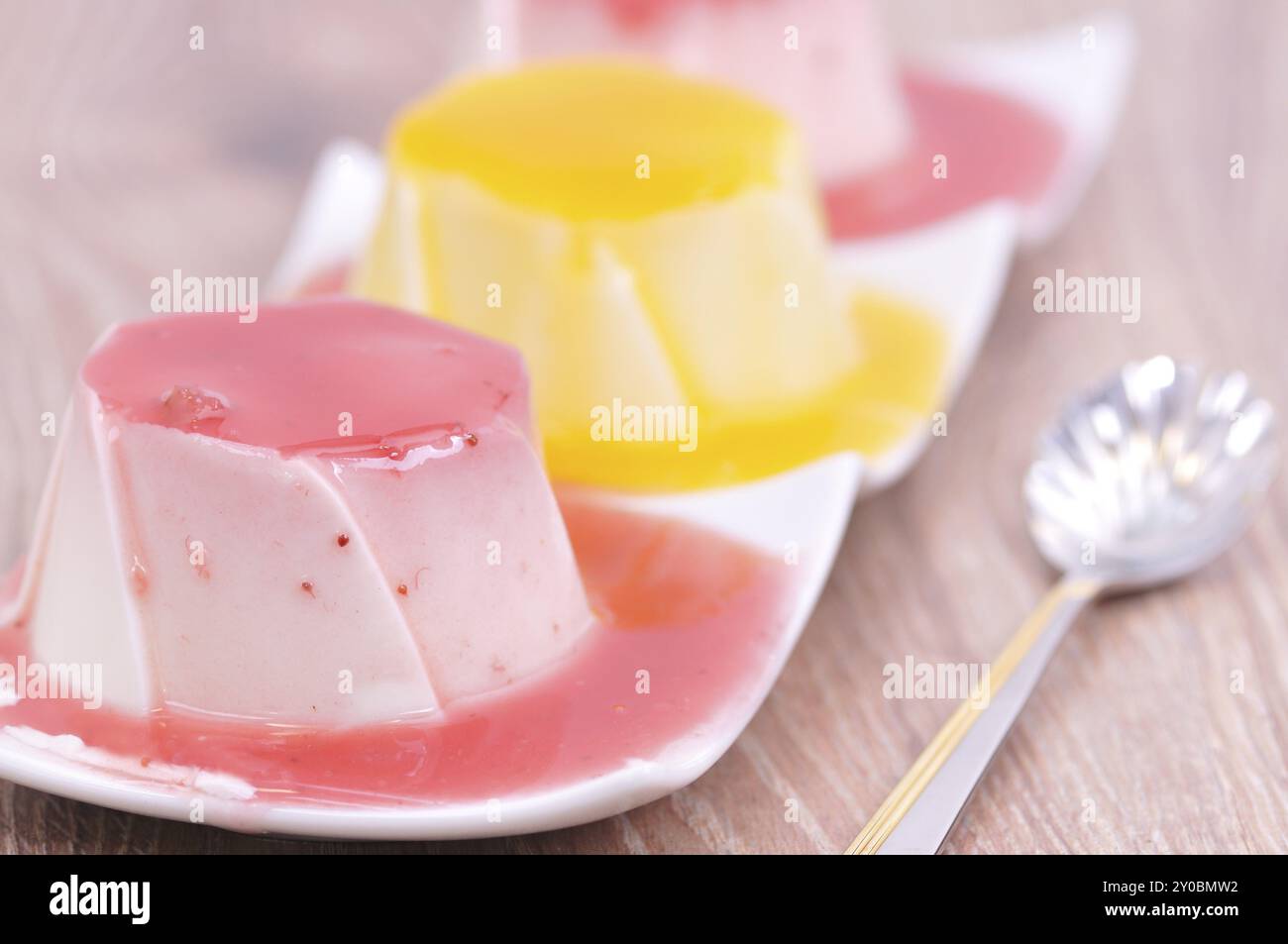 Dessert di fragole e albicocche con yogurt. Dessert allo yogurt con frutta Foto Stock