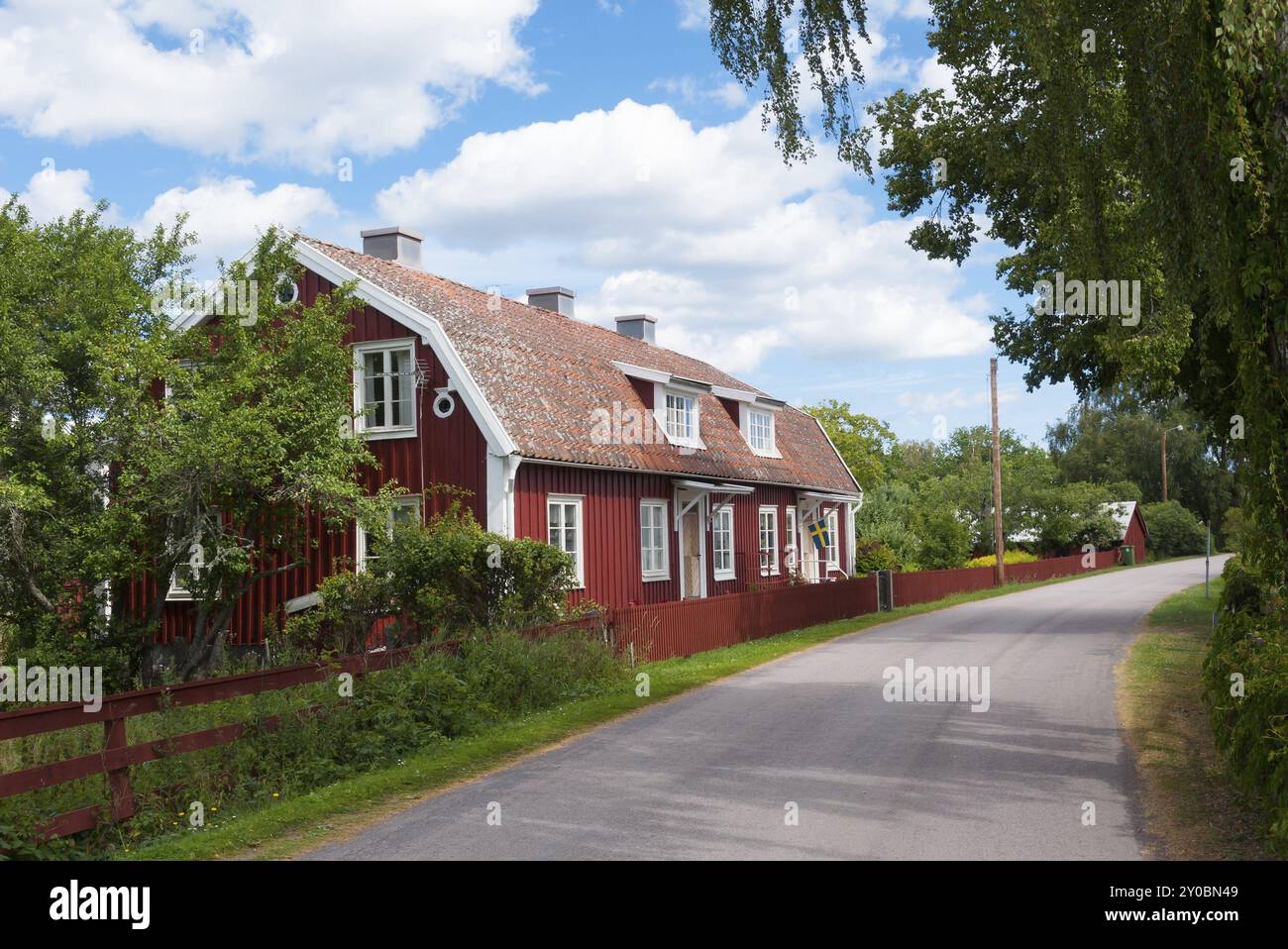Vista sulla strada principale della piccola cittadina costiera di Pataholm, Svezia. Tipiche case in legno lungo la strada principale di Pataholm, Svezia, Europa Foto Stock