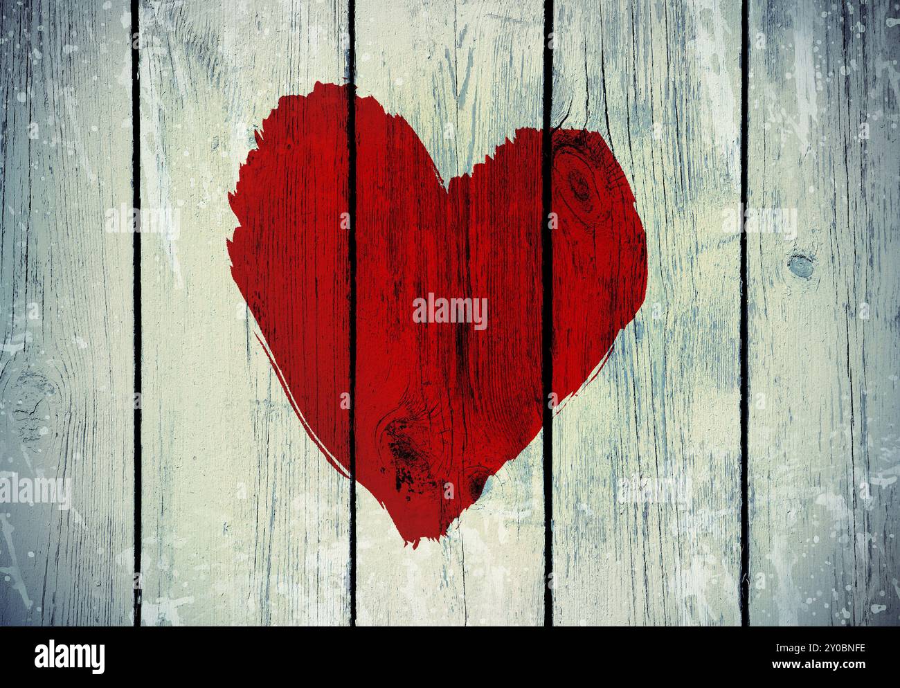 Disegnare il simbolo dell'amore su un vecchio muro di legno Foto Stock