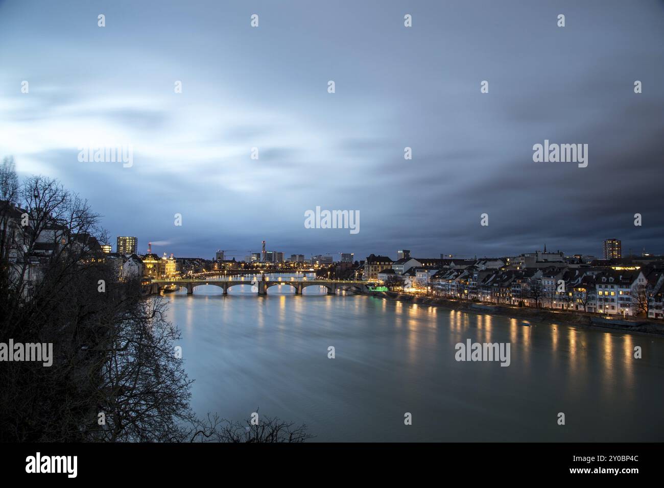 4 febbraio 2017, Basilea, Svizzera: Vista panoramica della città e del fiume Reno Foto Stock