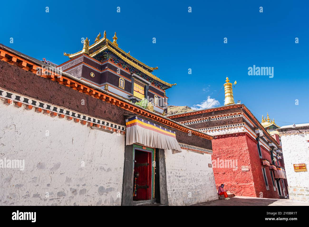 20 AGOSTO 2022, TIBET, CINA: Finestre del monastero di Tashilhunpo a Shigatse, Tibet. sfondo Foto Stock