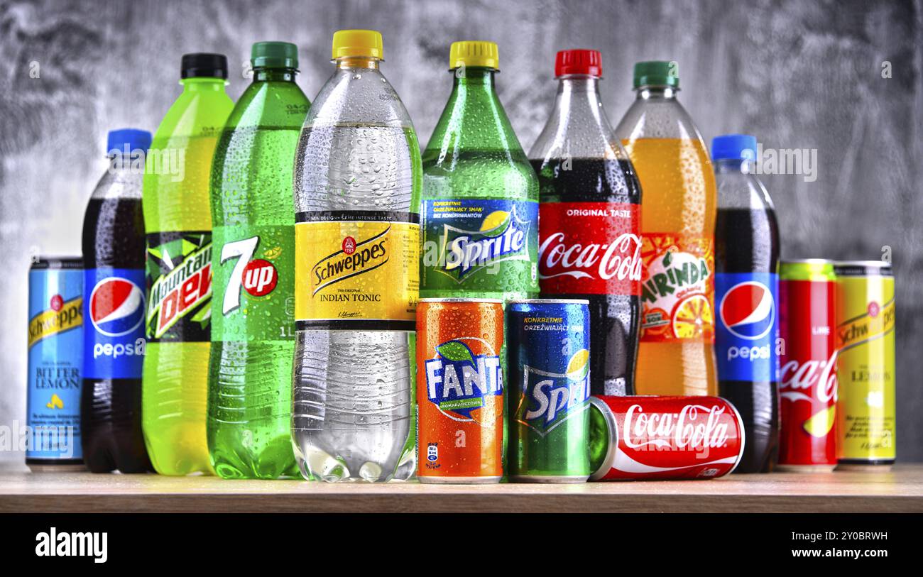 Bottiglie di global marchi di bevande analcoliche inclusi i prodotti della Coca Cola Company e Pepsico Foto Stock