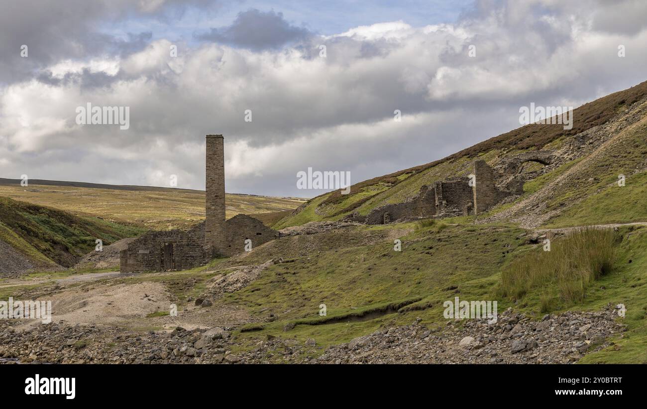 Le rovine della vecchia pista puzzava Mill tra Feetham e Langthwaite, Yorkshire Dales, North Yorkshire, Regno Unito Foto Stock