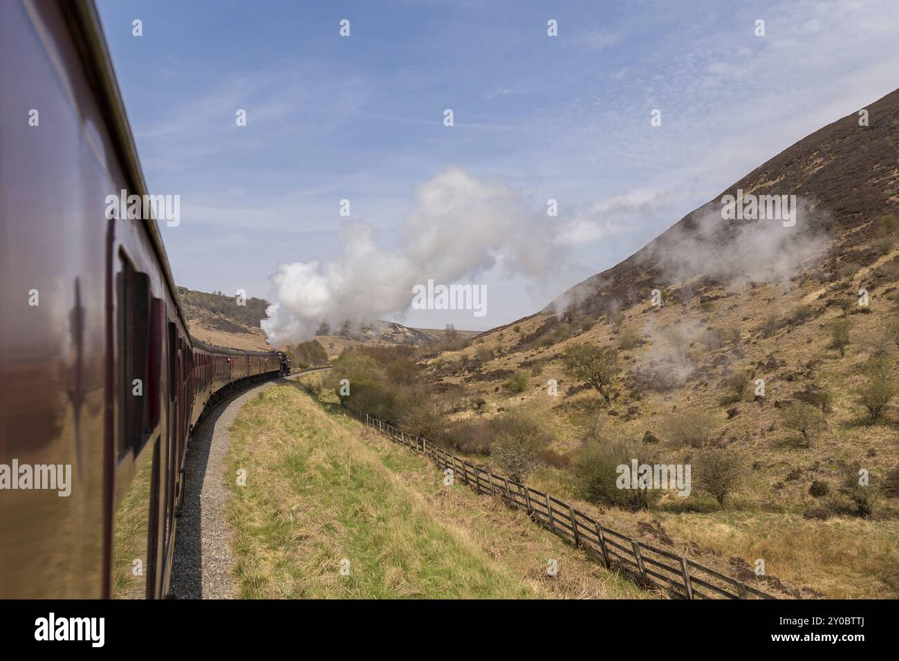 Vicino a Goathland, North Yorkshire, Inghilterra, Regno Unito, 7 maggio, 2016: un treno sulla North Yorkshire Moors Railway sulla strada tra Whitby e Pickering Foto Stock