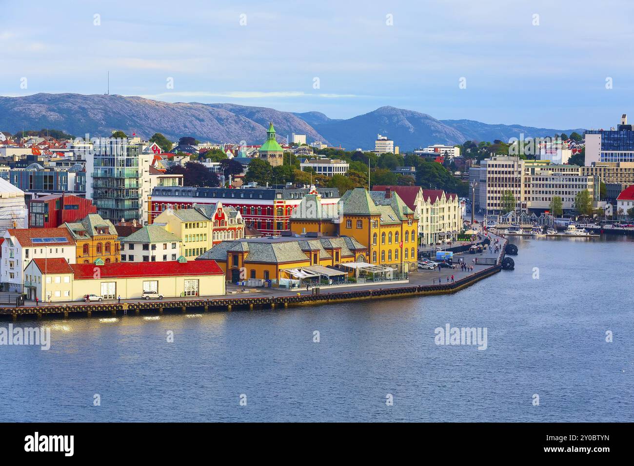 Stavanger, Norvegia vista città con le tradizionali case di legno e tetti rossi Foto Stock