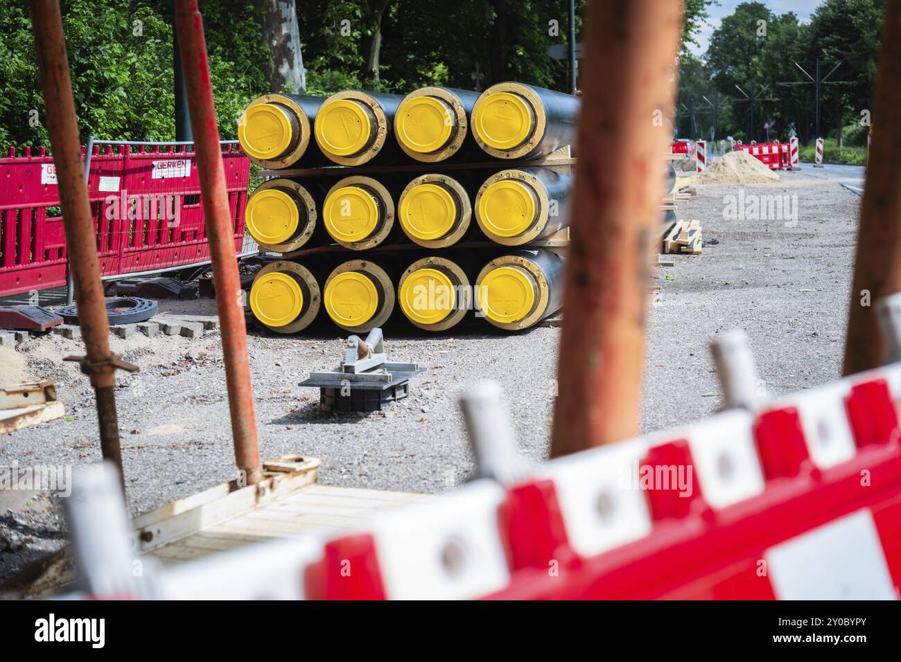 Una pila di tubi di teleriscaldamento in un cantiere a Duesseldorf, Germania, Europa Foto Stock