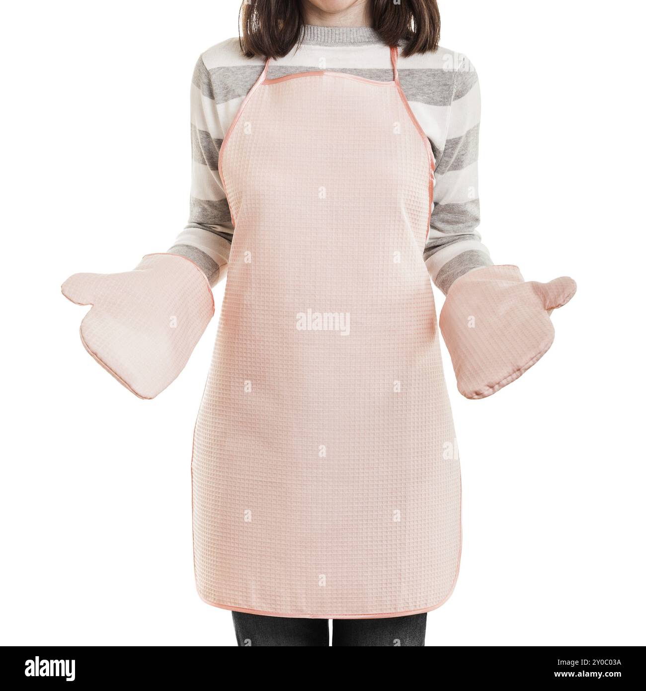Cucina casalinga, donna di bellezza che indossa il grembiule da cucina e il guanto da forno bianco isolato Foto Stock