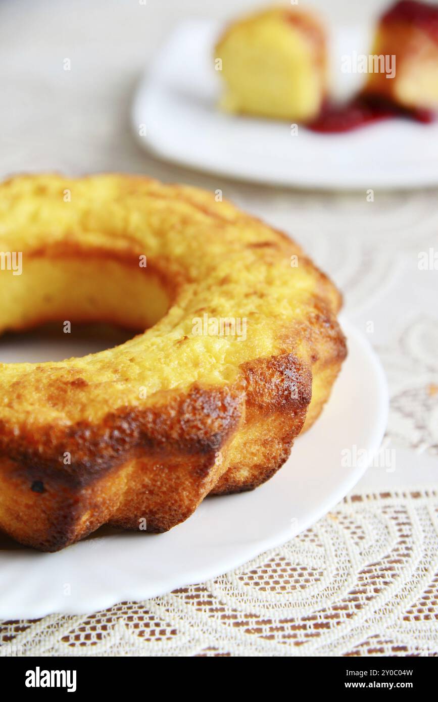 Casseruola di cagliata sotto forma di torta con marmellata di bacche Foto Stock