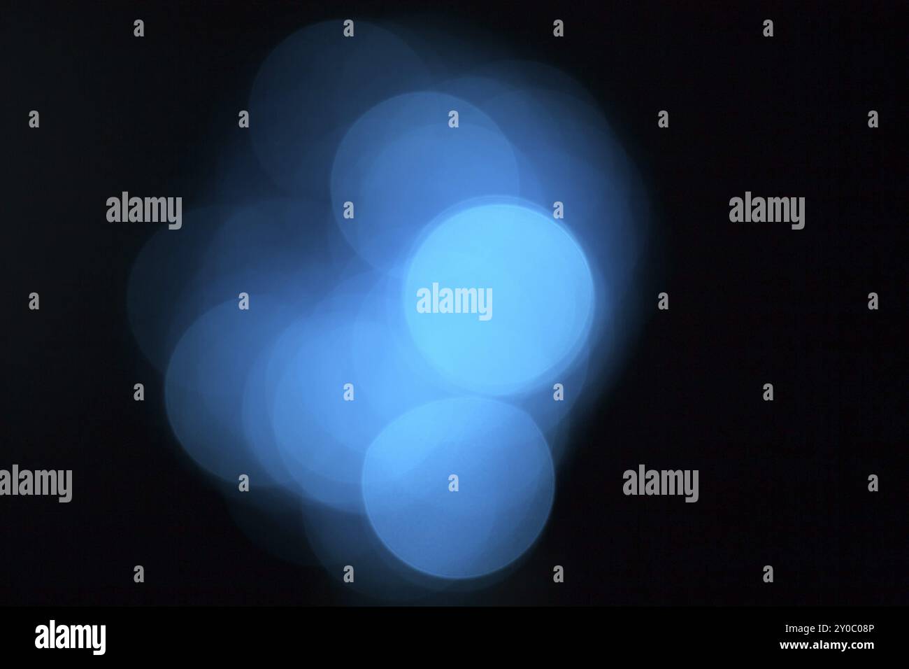 Blu luci sfocate, bokeh effetto. Foto reale dello sfondo. Isolato su nero Foto Stock