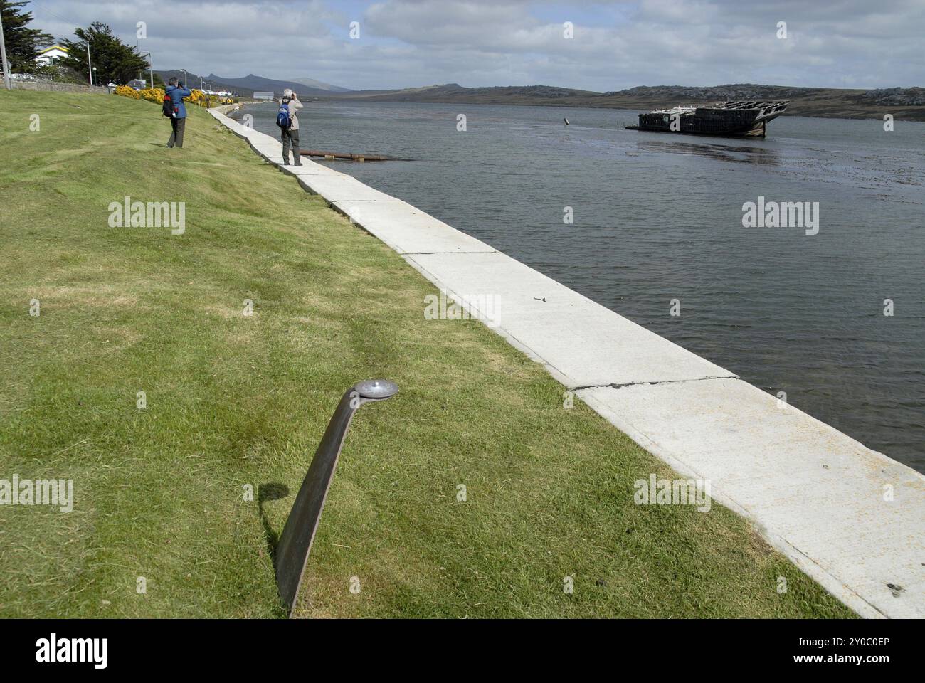 Modello scalato di Venere (fronte) e relitto di Jehulm (sfondo), Solar System Walk, Port Stanley, Isole Falkland, Sud America Foto Stock Modello scalato di Venere (fronte) e relitto di Jehulm (sfondo), Solar System Walk, Port Stanley, Isole Falkland, Sud America Foto Stock