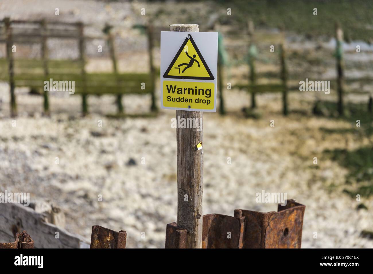 Cartello: Warning, Sudden Drop, Cuckmere Haven, Near Seaford, East Sussex, REGNO UNITO Foto Stock