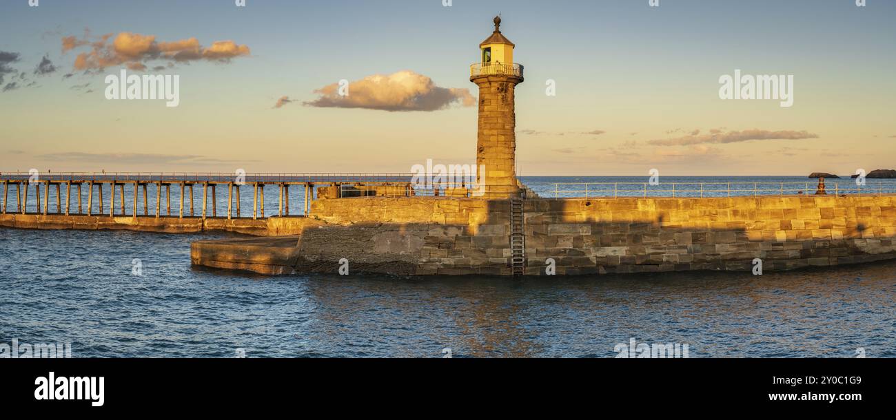 Il porto di Whitby Faro Est nel North Yorkshire, Inghilterra, Regno Unito Foto Stock