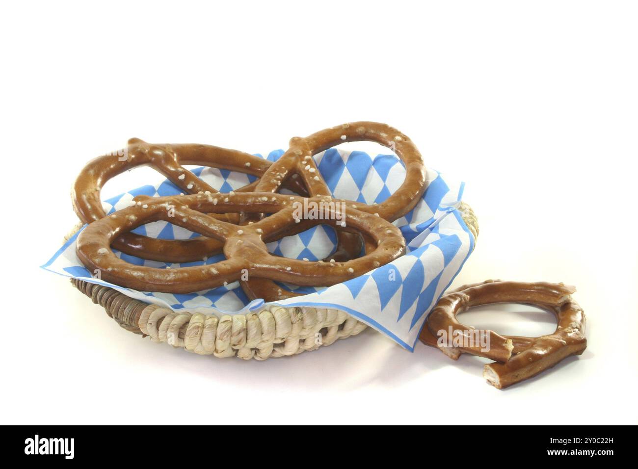 Pretzel salati in un cestello su sfondo bianco Foto Stock