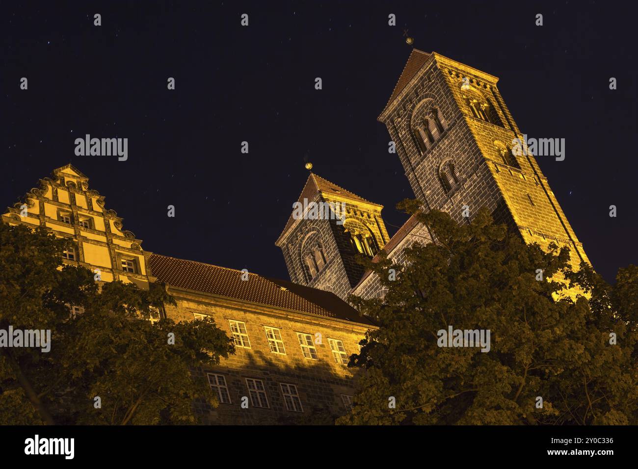 La chiesa collegiale di Quedlinburg, sui monti Harz, di notte Foto Stock