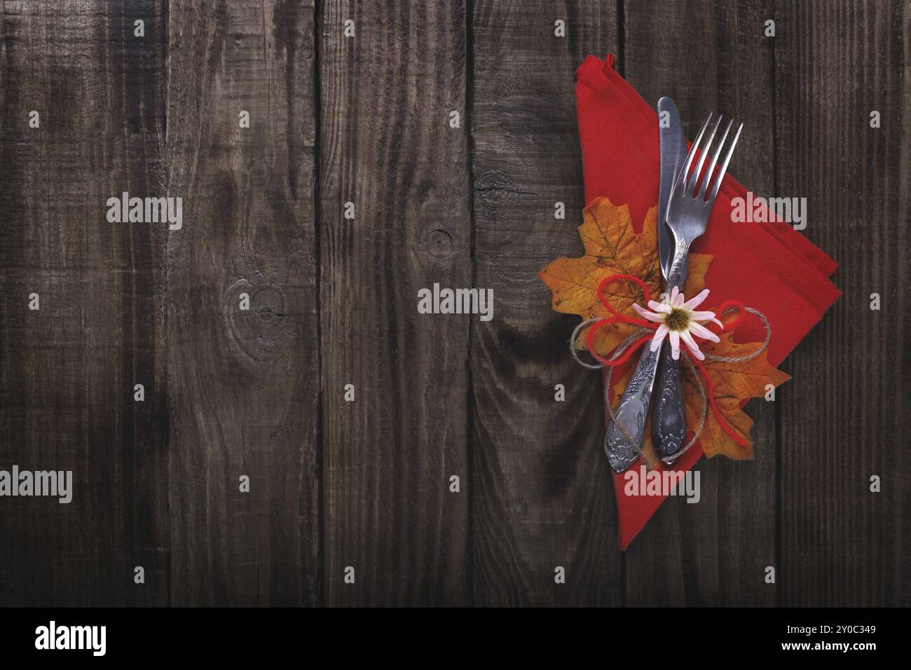 Autunno impostazione tabella sul vecchio tavolo in legno di ringraziamento o oktoberfest tonificante vintage Foto Stock