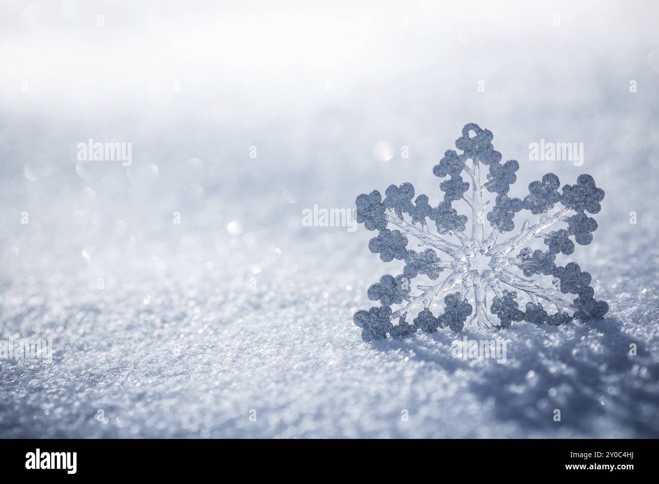 Decorazione natalizia d'argento. Splendido fiocco di neve su neve vera all'aperto. Concetto di vacanza invernale Foto Stock
