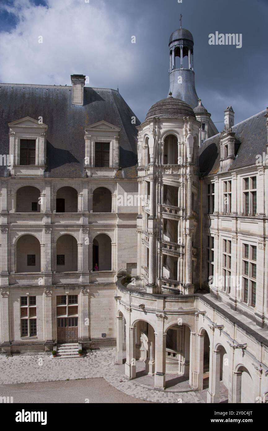 Un'ala interna del Chateau de Chambord, con una grande scala di marmo Foto Stock