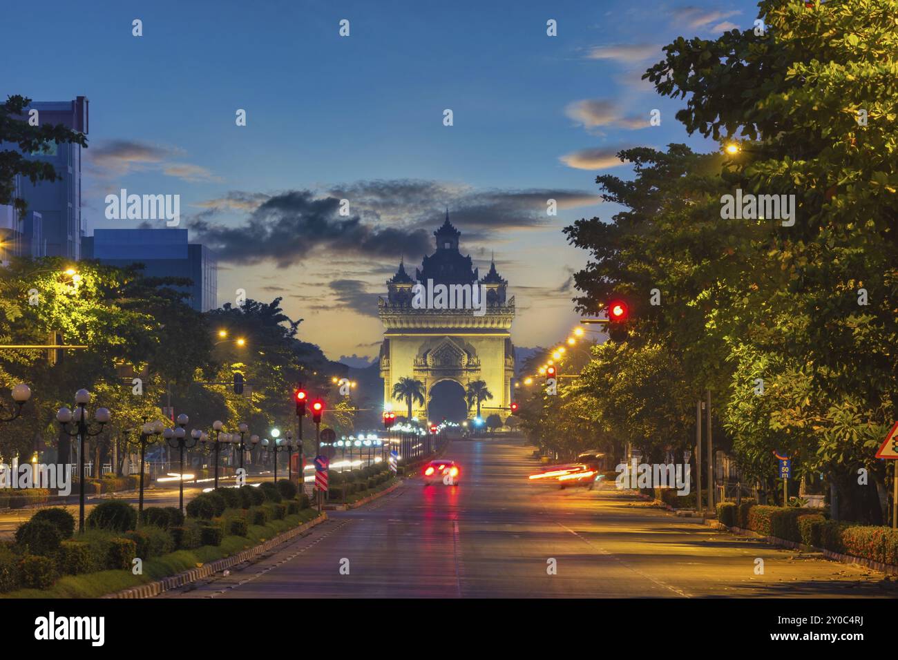 Vientiane Laos, skyline della città all'alba a Patuxai (Patuxay), il punto di riferimento più famoso di Vientiane Foto Stock