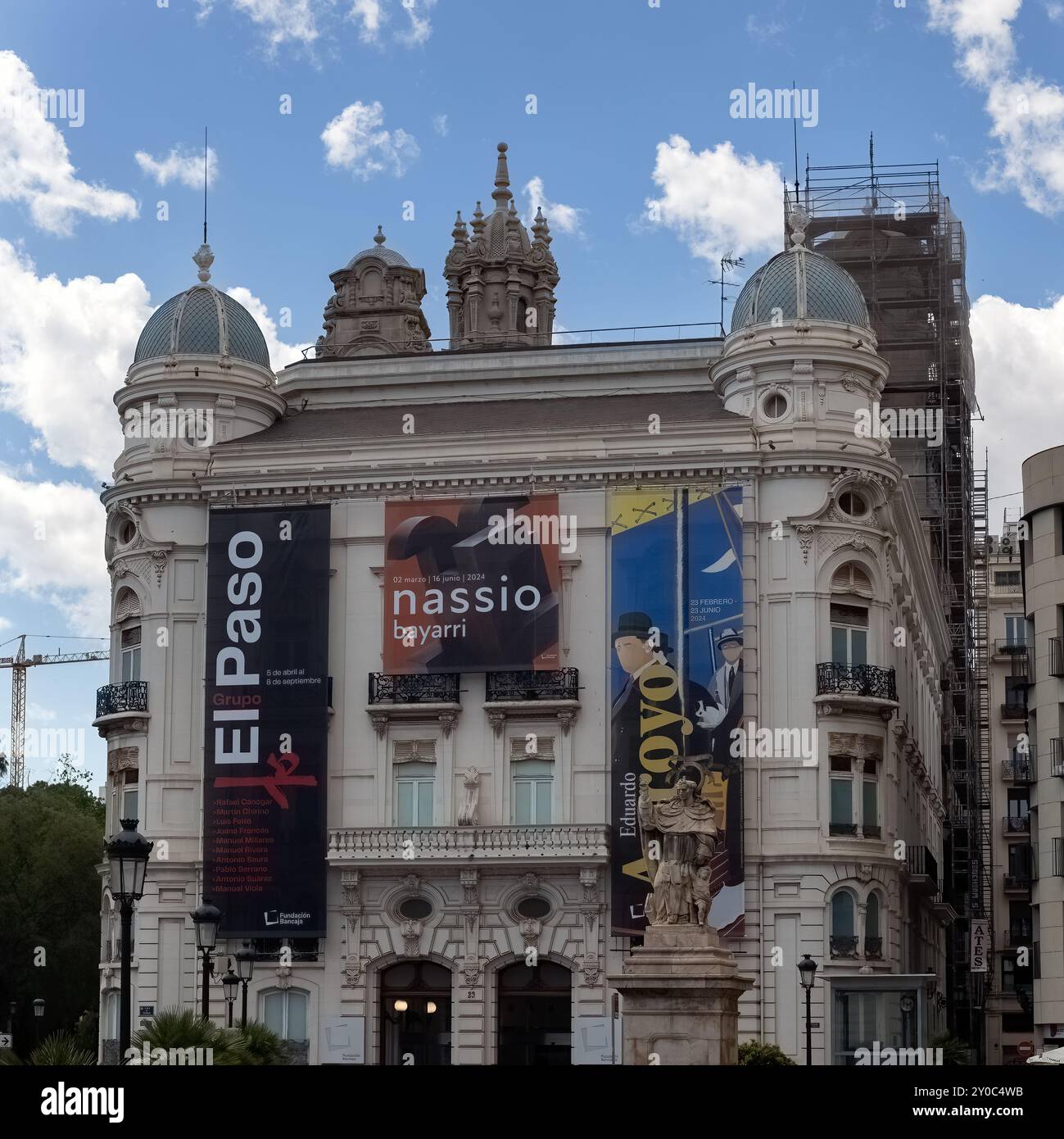 VALENCIA, SPAGNA - 17 MAGGIO 2024: Vista esterna della Fondazione Bancaja e dell'edificio dei manifesti espositivi in Plaza Tetuan Foto Stock