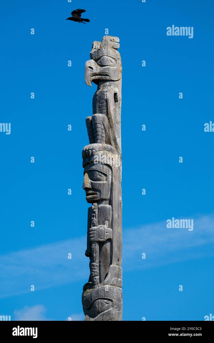 Canada, British Columbia, al largo della costa settentrionale dell'isola di Vancouver. Cormorant Island, Alert Bay. Namgis Original Burial Grounds. Tradizionale totem d'epoca. Foto Stock