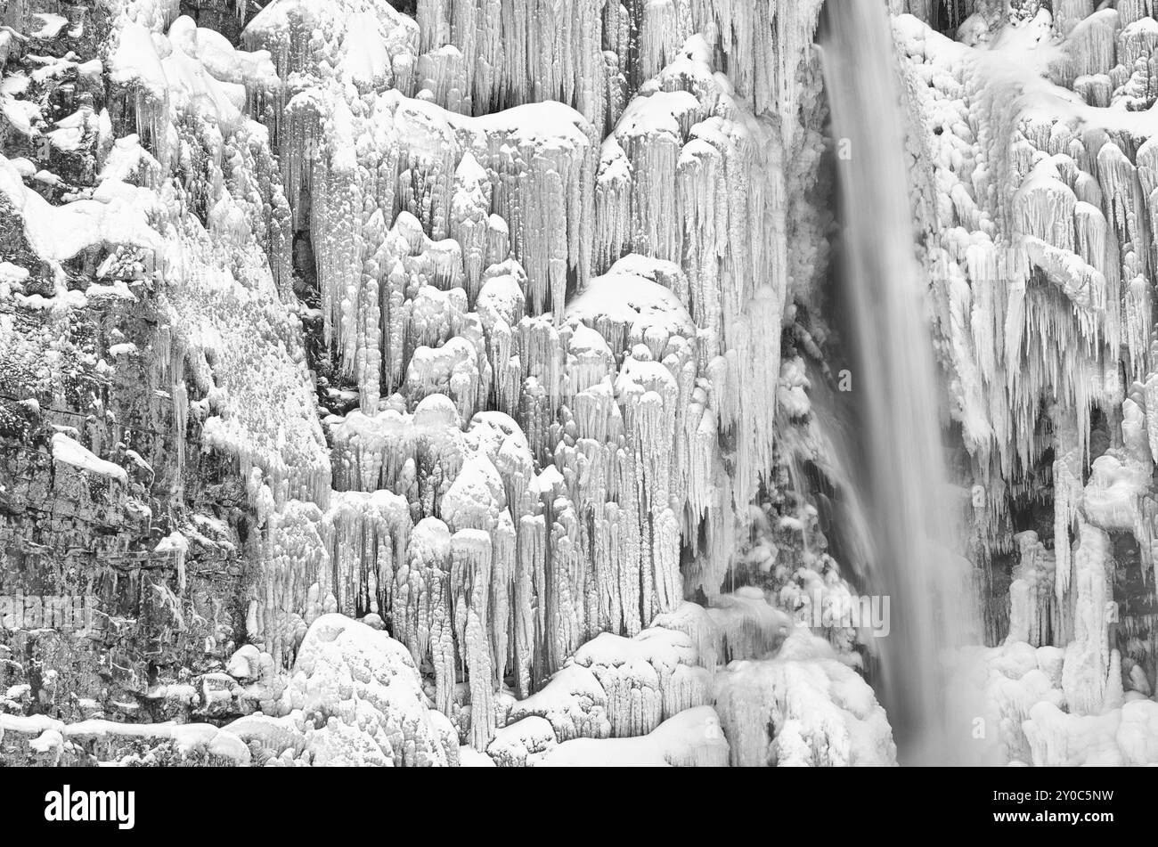 La cascata ghiacciata Njupeskaer (la cascata più alta della Svezia), Parco nazionale Fulufjaellet, Dalarna, Svezia, dicembre 2011, Europa Foto Stock