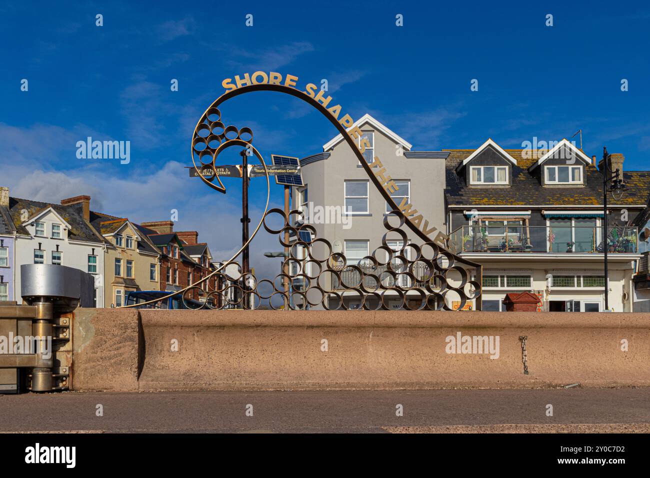 Scultura 'Shore Shape of the Waves' : Seaton Town si trova tra Axmouth e Beer sulla Jurassic Coast, Patrimonio dell'Umanità, a Devon, Regno Unito Foto Stock