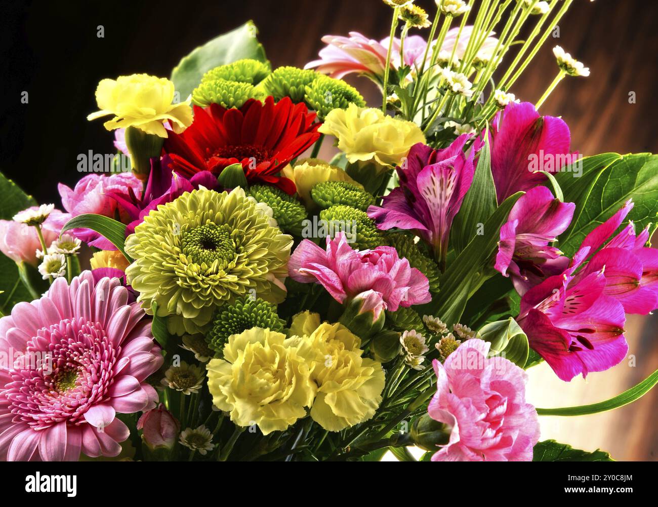 Composizione con bouquet di fiori Foto Stock